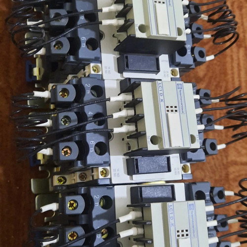 کنتاکتور خازنی اشنایدر