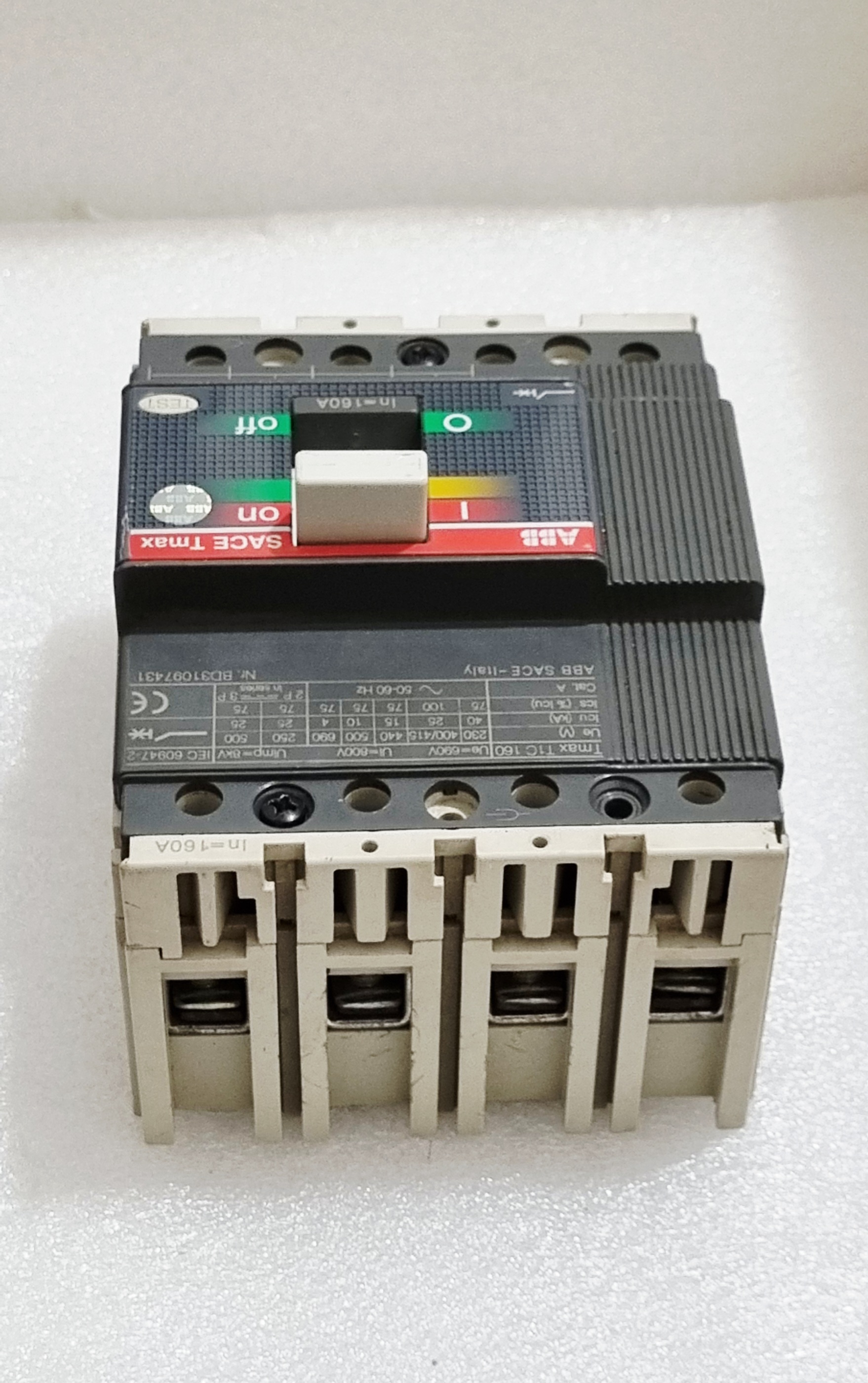 کلید اتوماتیک ۱۶۰ آمپر 4پل قابل تنظیم ABB